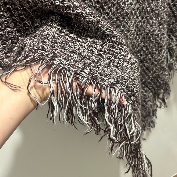 INC one size burgundy poncho turtle neck styled, button shoulder accents, fringe - Picture 2 of 7